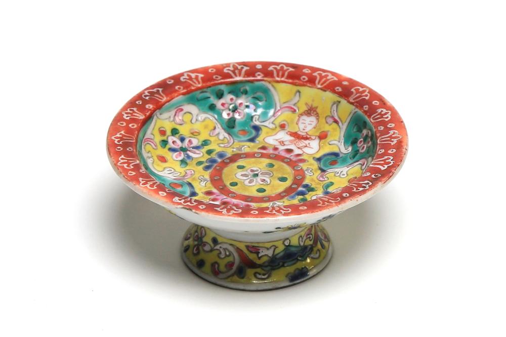 A Benjarong stem dish painted with Thepphanom within panels encircling a flower medallion pattern