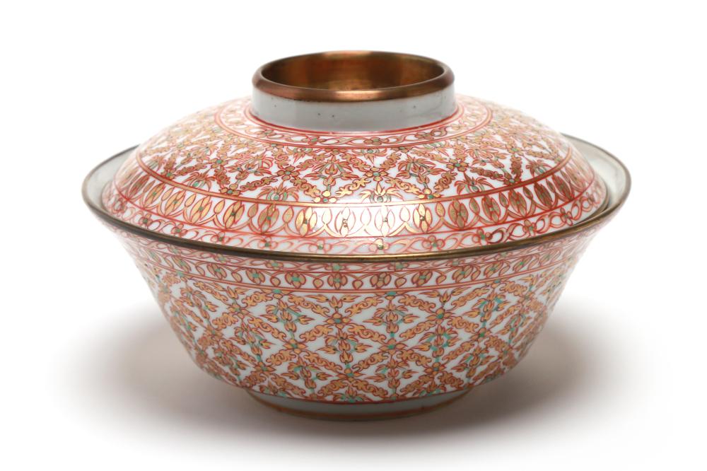 A Benjarong covered bowl painted with trellis and rice design on a white ground