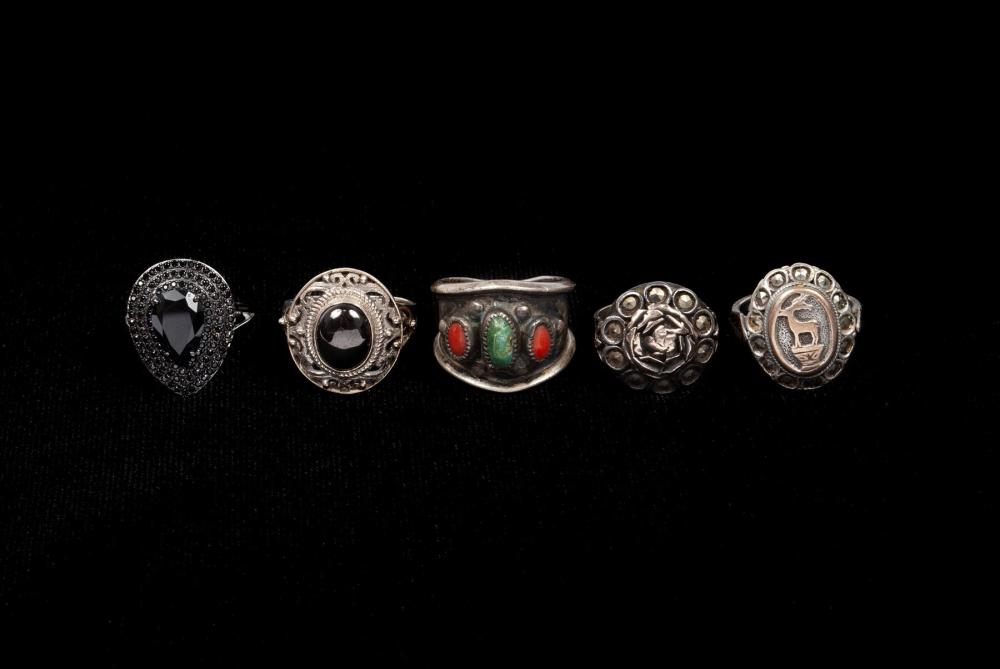 FIVE STERLING RINGS