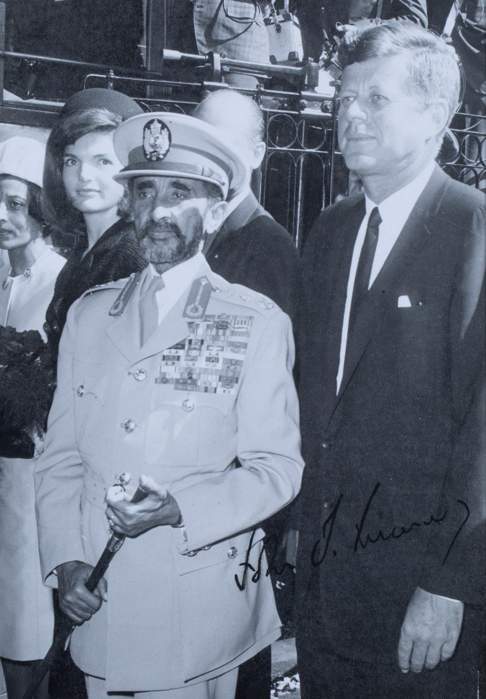 [JFK] A SIGNED VINTAGE PHOTOGRAPH OF THE KENNDEY'S