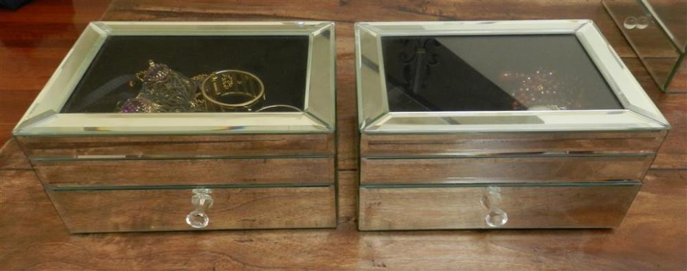 A Pair of Mirrored Panel Je... image