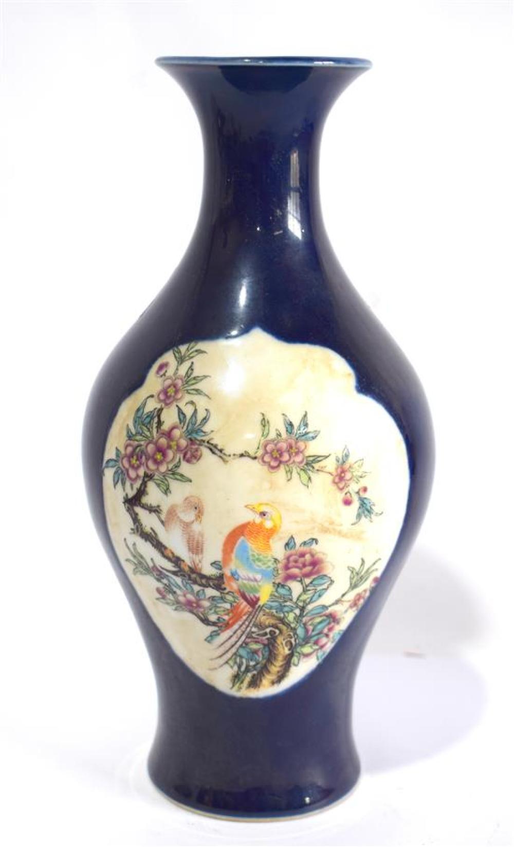 A Elegant Shaped Vase with ... image