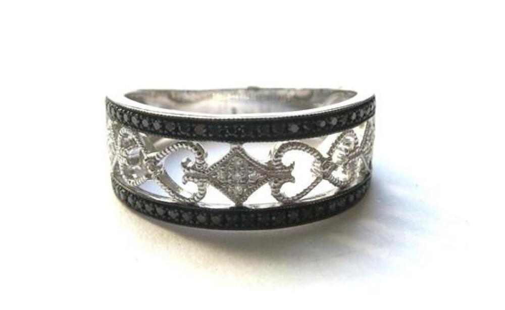 A 9ct White Gold Black & Wh... image