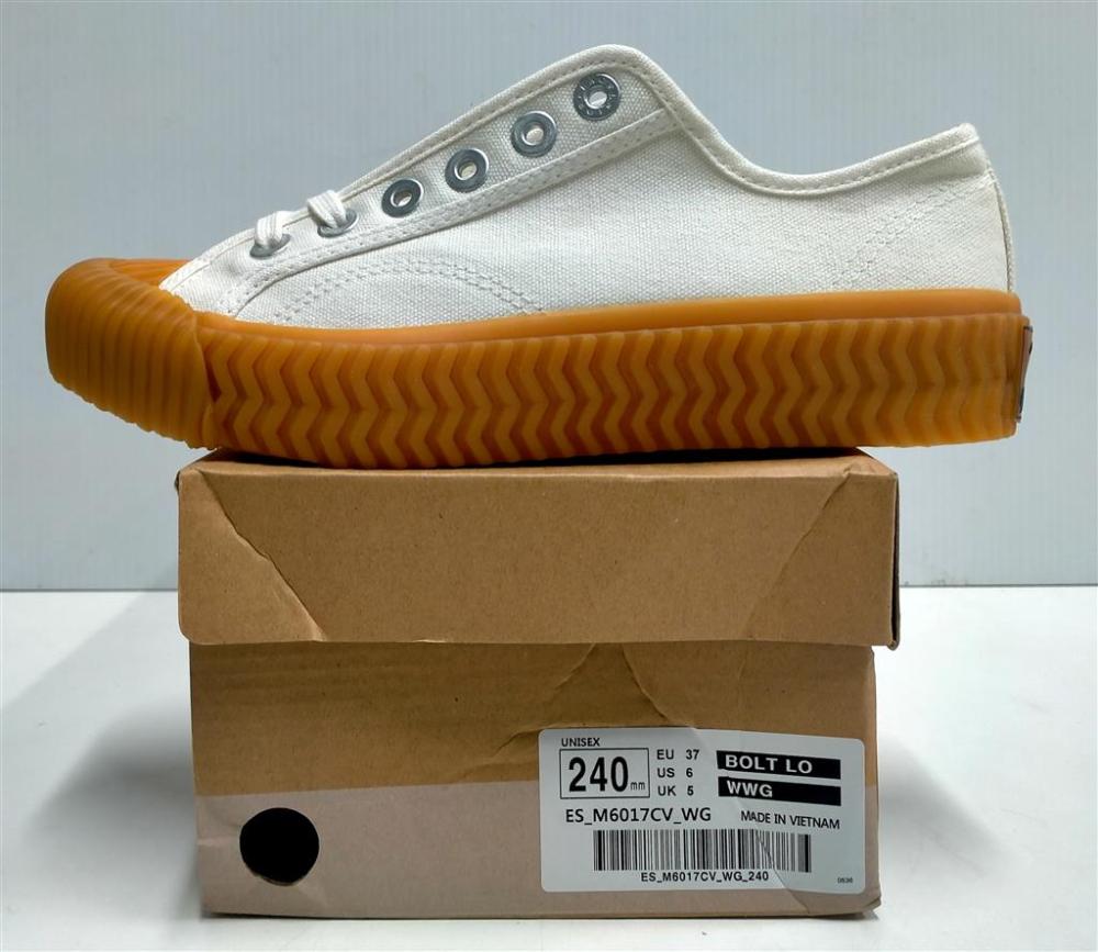 A pair of Unisex casual sho... image