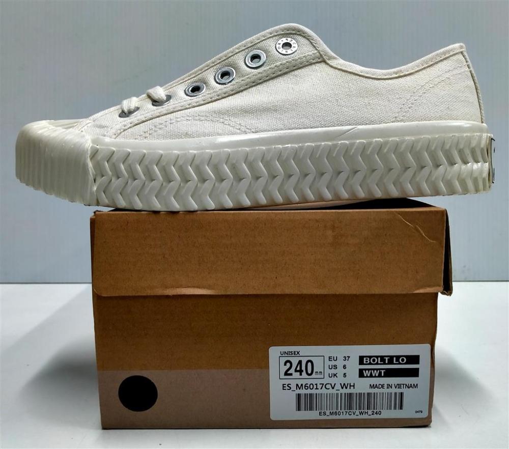 A pair of Unisex casual sho... image