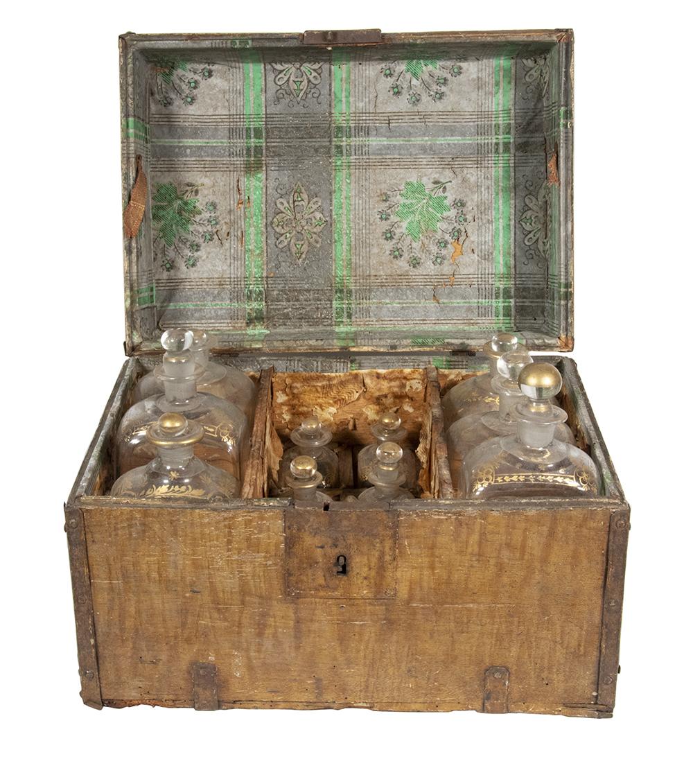 SHIP CAPTAIN'S LIQUOR CHEST WITH BOTTLES