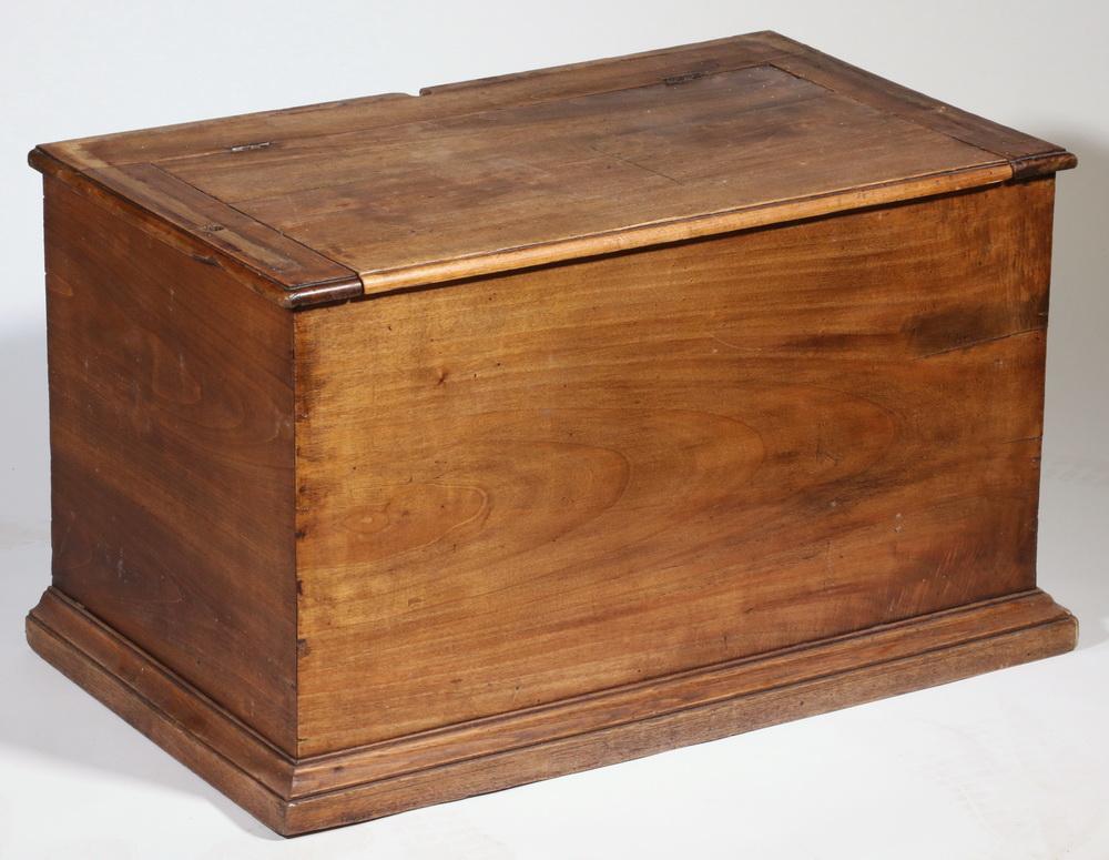 MAHOGANY BENCH STORAGE TRUNK
