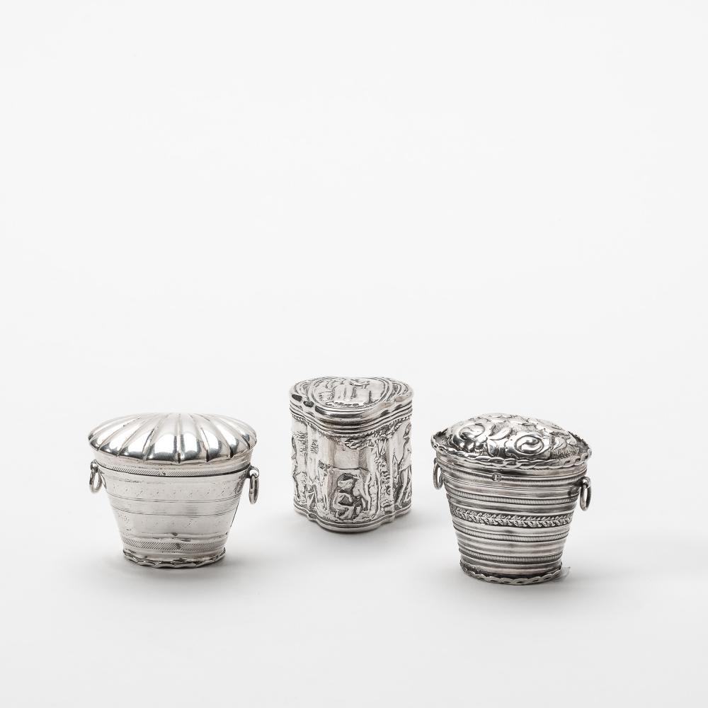 Three Dutch silver 'loderein' snuff boxes